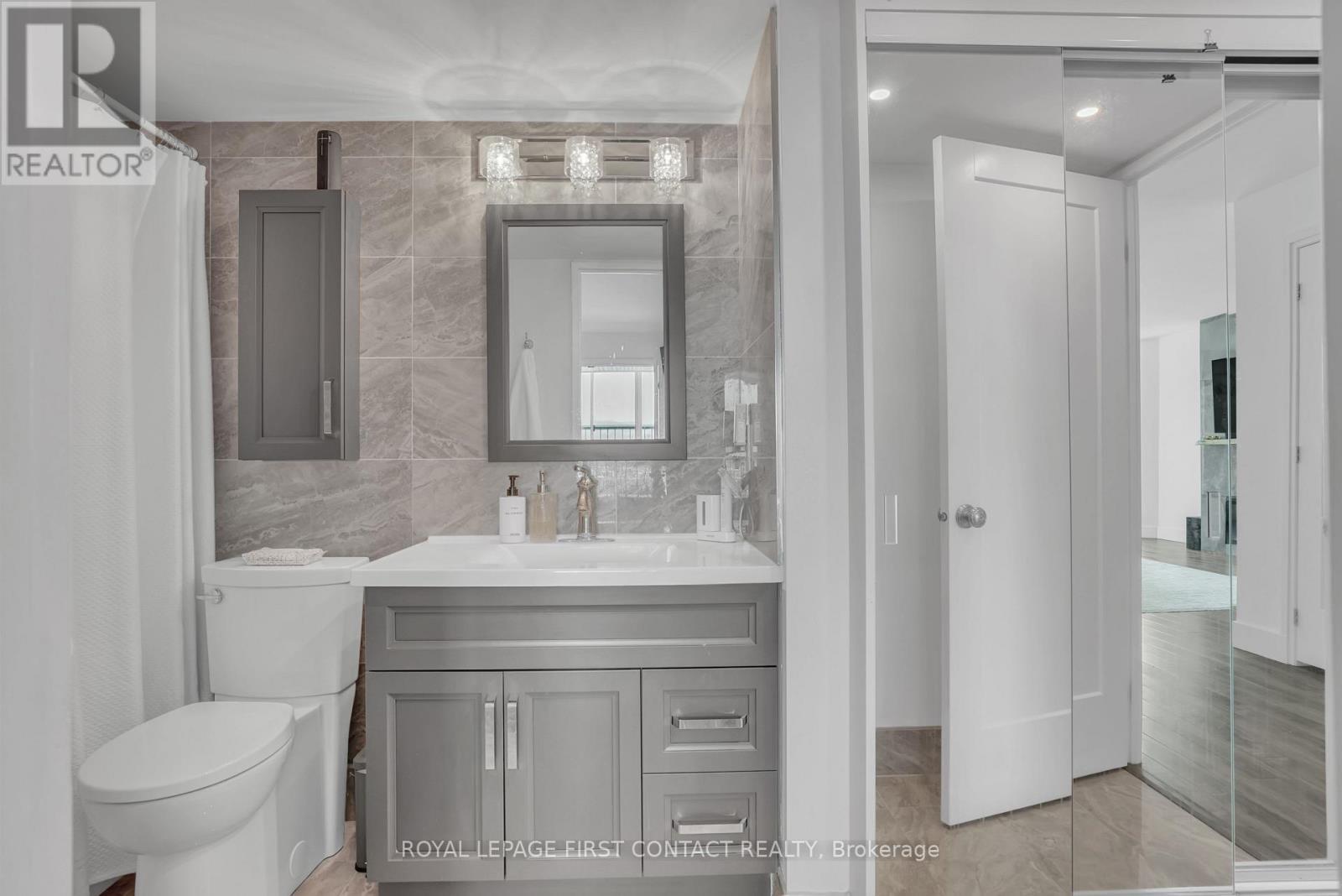 605 - 140 Dunlop Street E, Barrie, ON - Indoor Photo Showing Bathroom