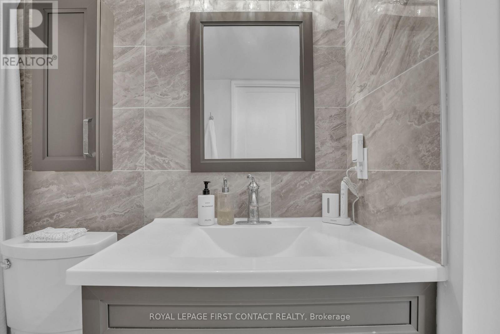 605 - 140 Dunlop Street E, Barrie, ON - Indoor Photo Showing Bathroom