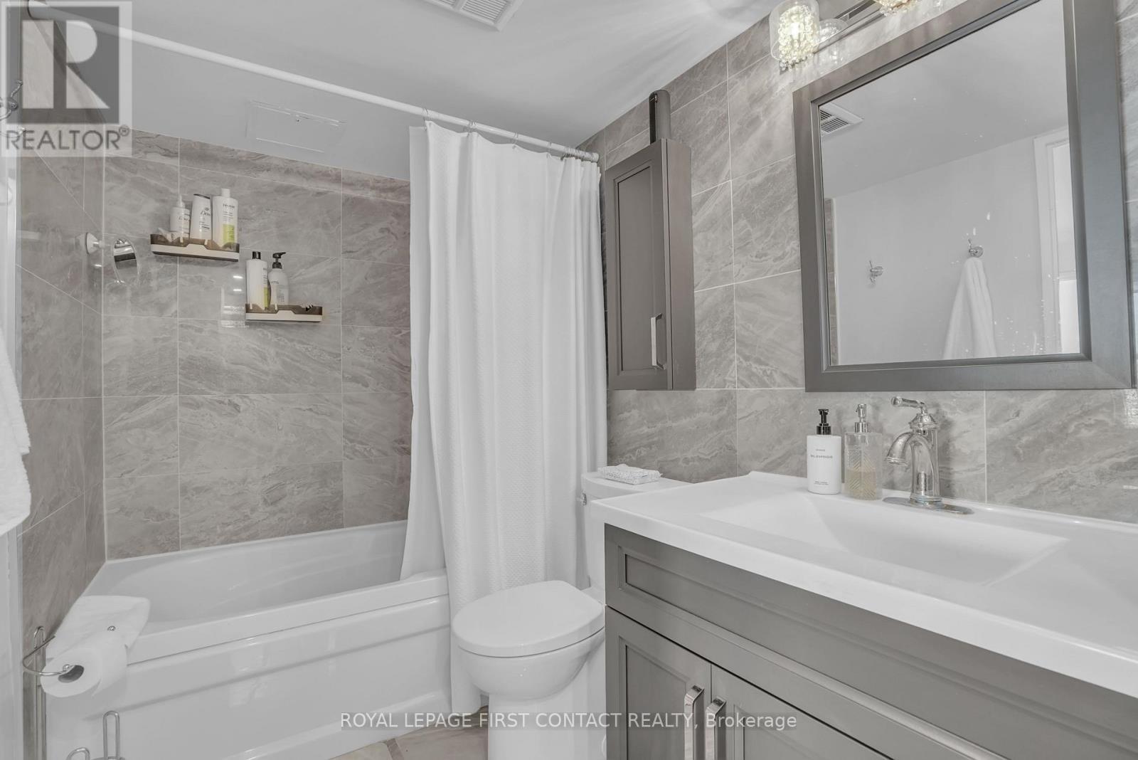 605 - 140 Dunlop Street E, Barrie, ON - Indoor Photo Showing Bathroom