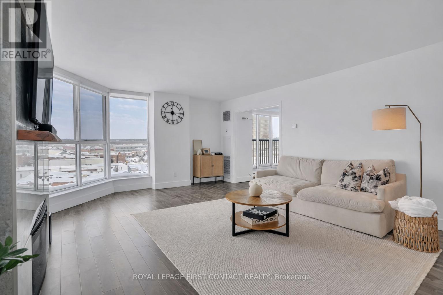 605 - 140 Dunlop Street E, Barrie, ON - Indoor Photo Showing Living Room