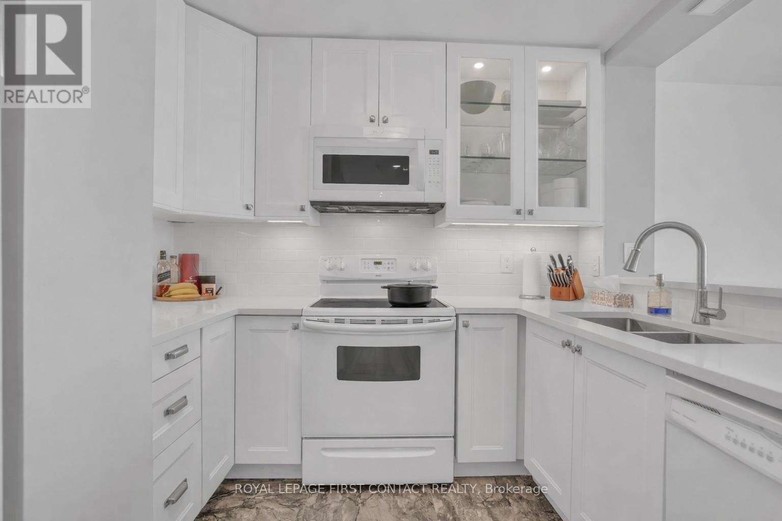 605 - 140 Dunlop Street E, Barrie, ON - Indoor Photo Showing Kitchen With Double Sink