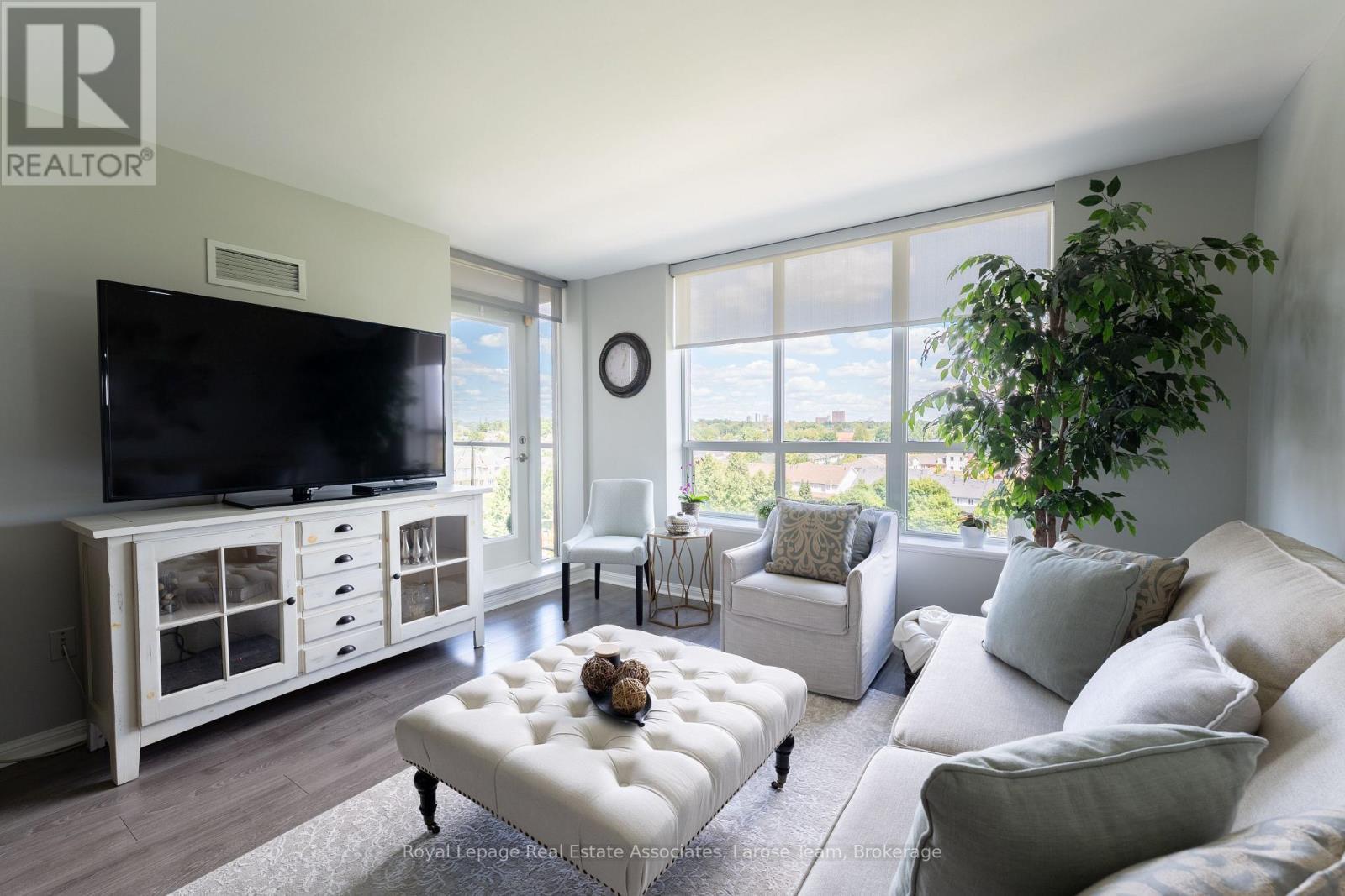 709 - 1140 Parkwest Place, Mississauga, ON - Indoor Photo Showing Living Room