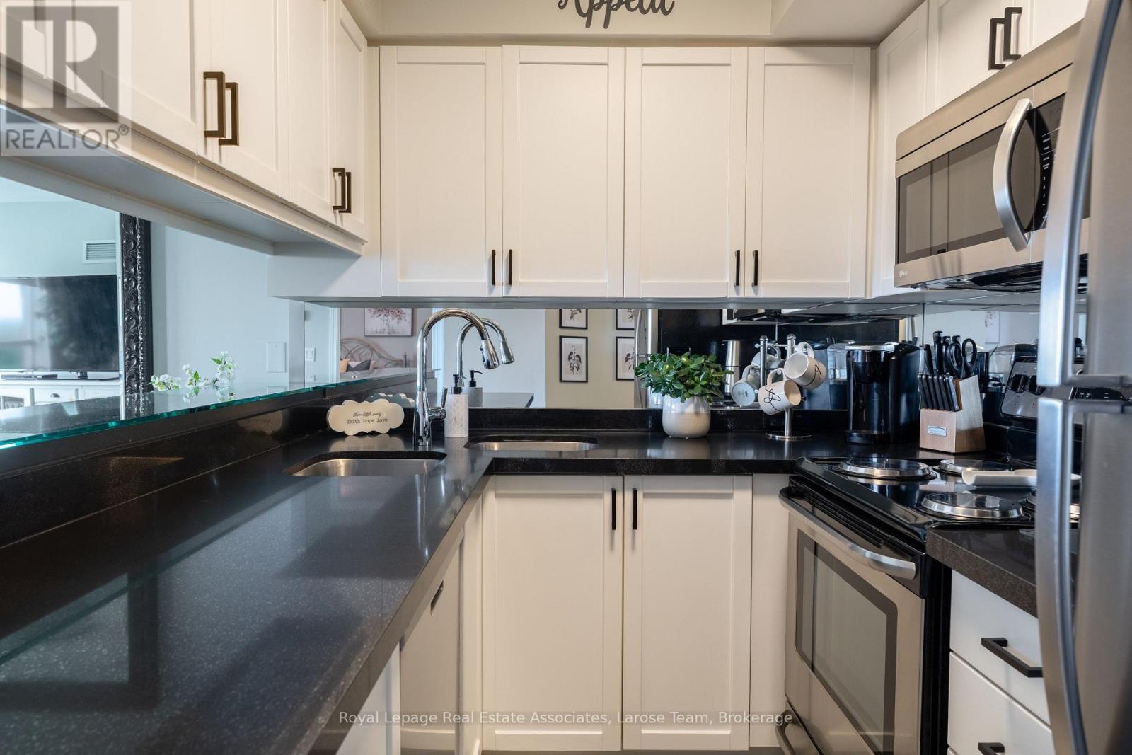 709 - 1140 Parkwest Place, Mississauga, ON - Indoor Photo Showing Kitchen