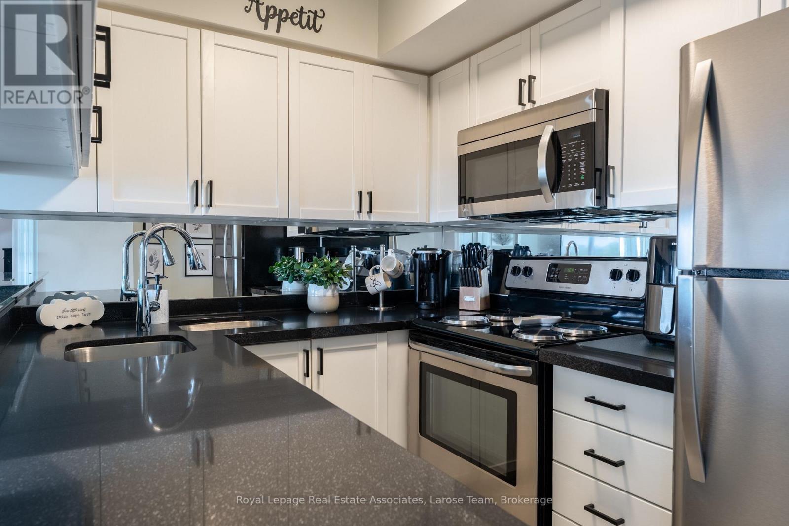 709 - 1140 Parkwest Place, Mississauga, ON - Indoor Photo Showing Kitchen With Stainless Steel Kitchen With Upgraded Kitchen