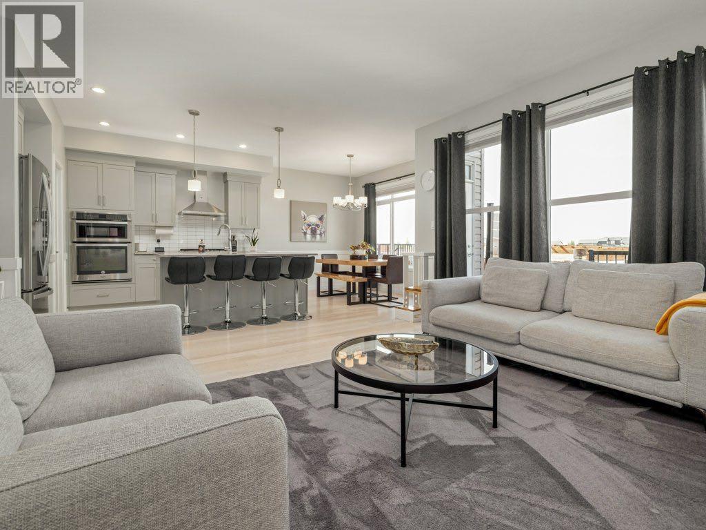 102 Blackwolf Bay N, Lethbridge, AB - Indoor Photo Showing Living Room