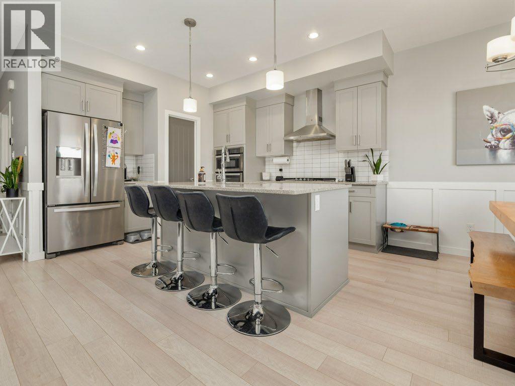 102 Blackwolf Bay N, Lethbridge, AB - Indoor Photo Showing Kitchen With Upgraded Kitchen