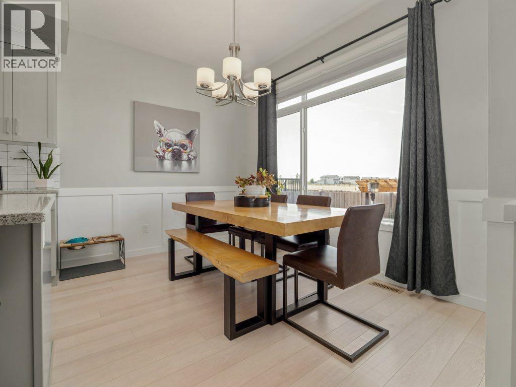 102 Blackwolf Bay N, Lethbridge, AB - Indoor Photo Showing Dining Room