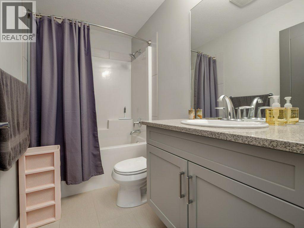 102 Blackwolf Bay N, Lethbridge, AB - Indoor Photo Showing Bathroom