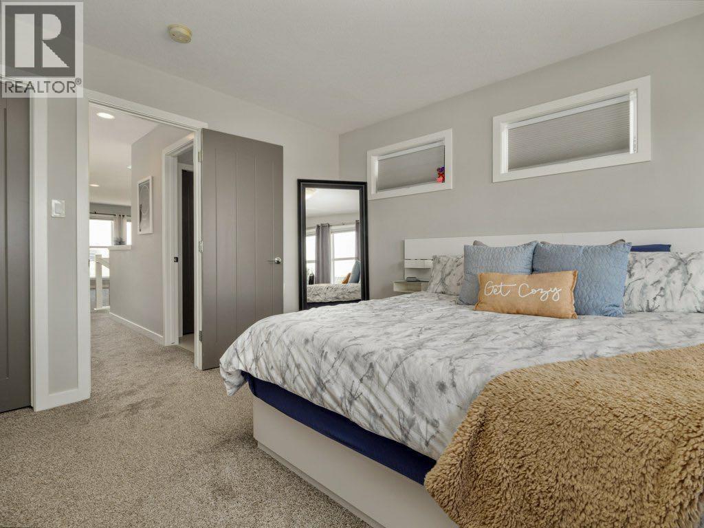 102 Blackwolf Bay N, Lethbridge, AB - Indoor Photo Showing Bedroom