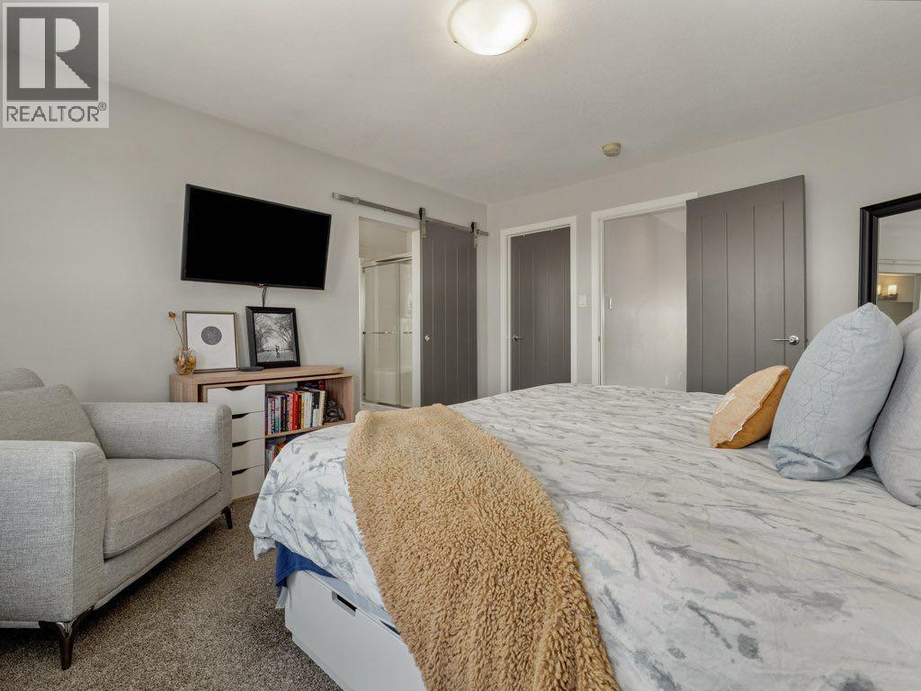 102 Blackwolf Bay N, Lethbridge, AB - Indoor Photo Showing Bedroom