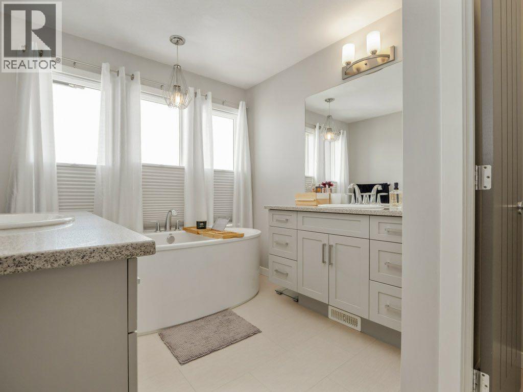 102 Blackwolf Bay N, Lethbridge, AB - Indoor Photo Showing Bathroom