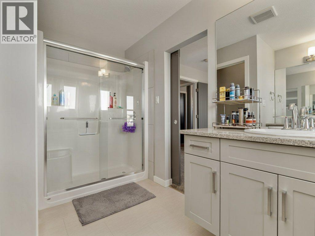 102 Blackwolf Bay N, Lethbridge, AB - Indoor Photo Showing Bathroom