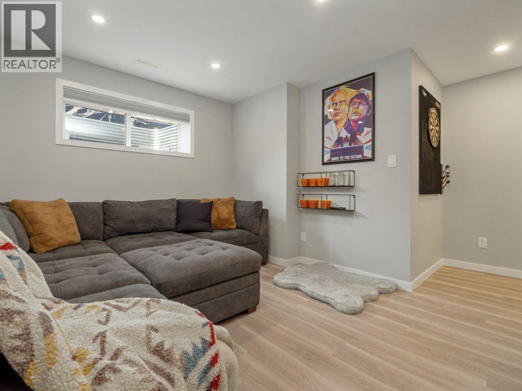 102 Blackwolf Bay N, Lethbridge, AB - Indoor Photo Showing Living Room