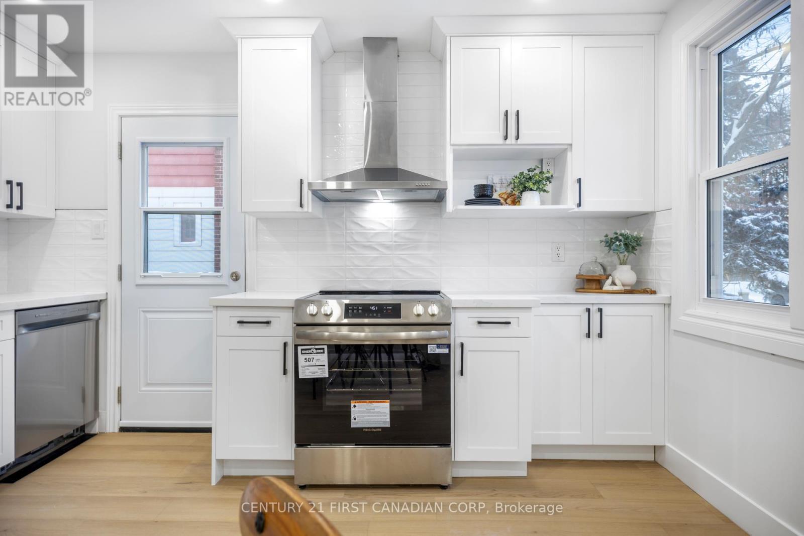 45 Fairview Avenue, London South (South H), ON - Indoor Photo Showing Kitchen With Upgraded Kitchen