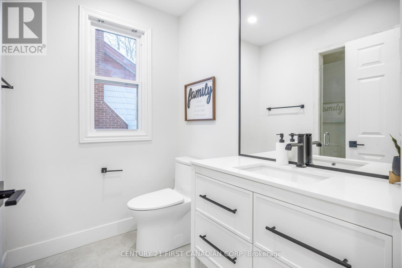 45 Fairview Avenue, London South (South H), ON - Indoor Photo Showing Bathroom