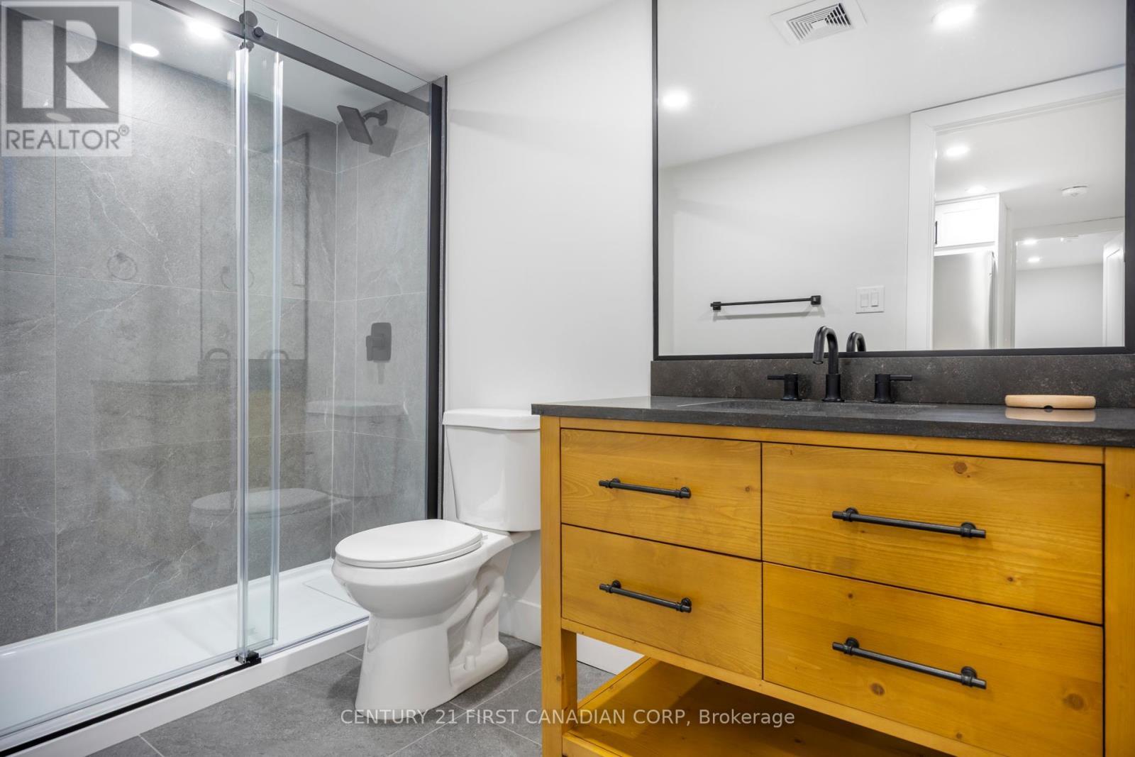 45 Fairview Avenue, London South (South H), ON - Indoor Photo Showing Bathroom