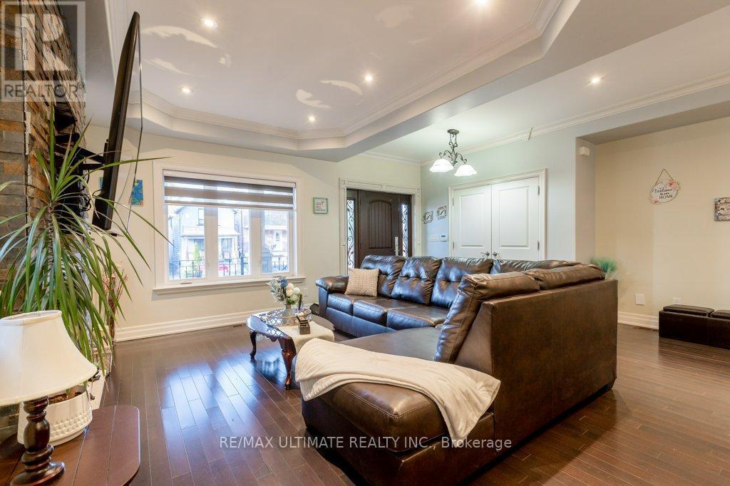 21 Thornton Avenue, Toronto, ON - Indoor Photo Showing Other Room