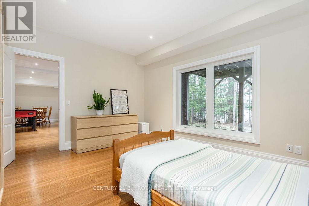 3-1058 Whites Road, Muskoka Lakes, ON - Indoor Photo Showing Bedroom