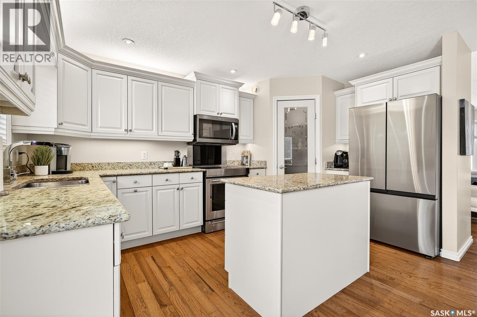 #4 21 Iris Drive, Moose Jaw, SK - Indoor Photo Showing Kitchen With Upgraded Kitchen