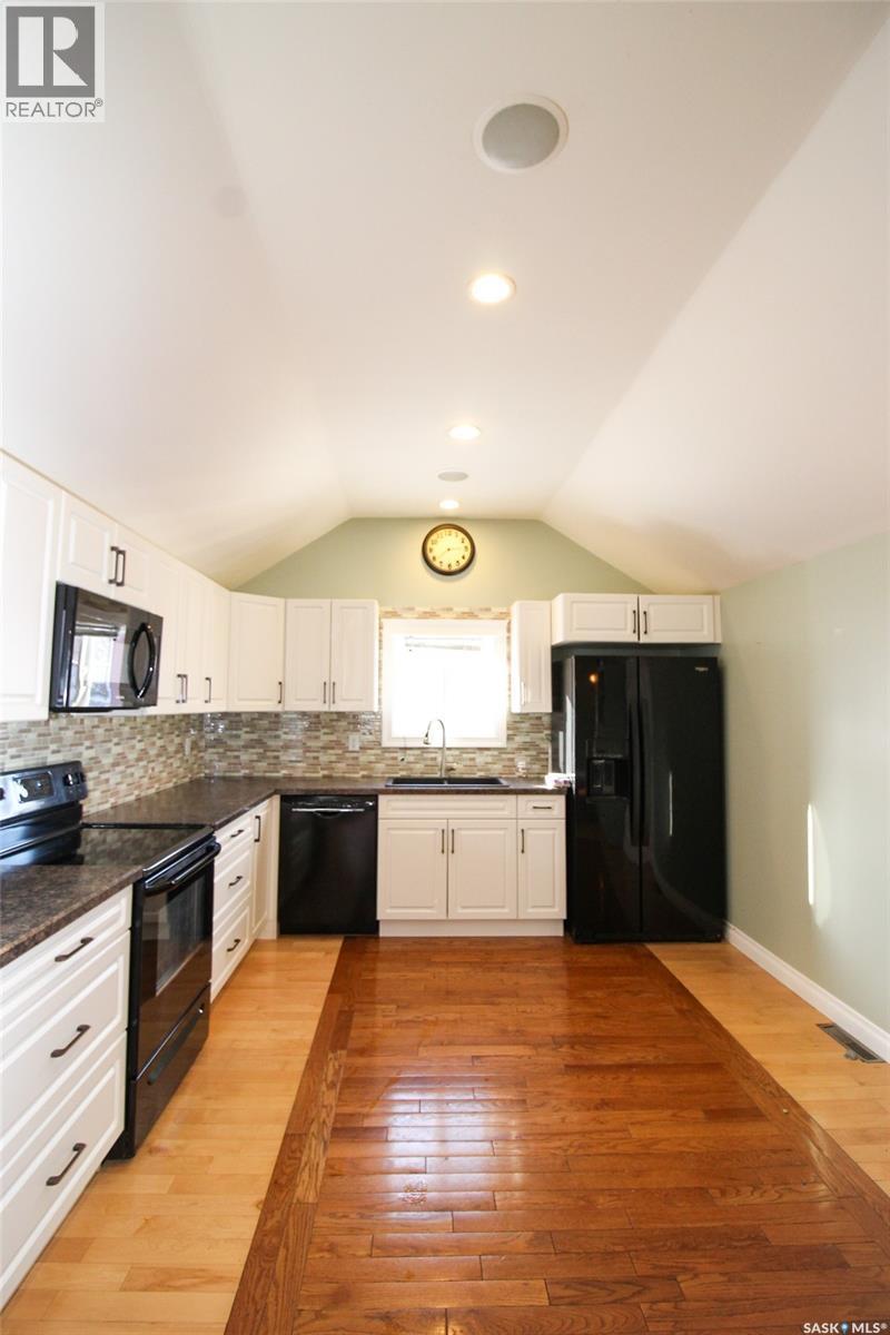 689 2Nd Street W, Shaunavon, SK - Indoor Photo Showing Kitchen