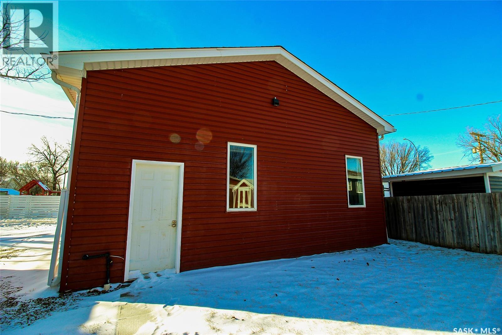 689 2Nd Street W, Shaunavon, SK - Outdoor With Exterior