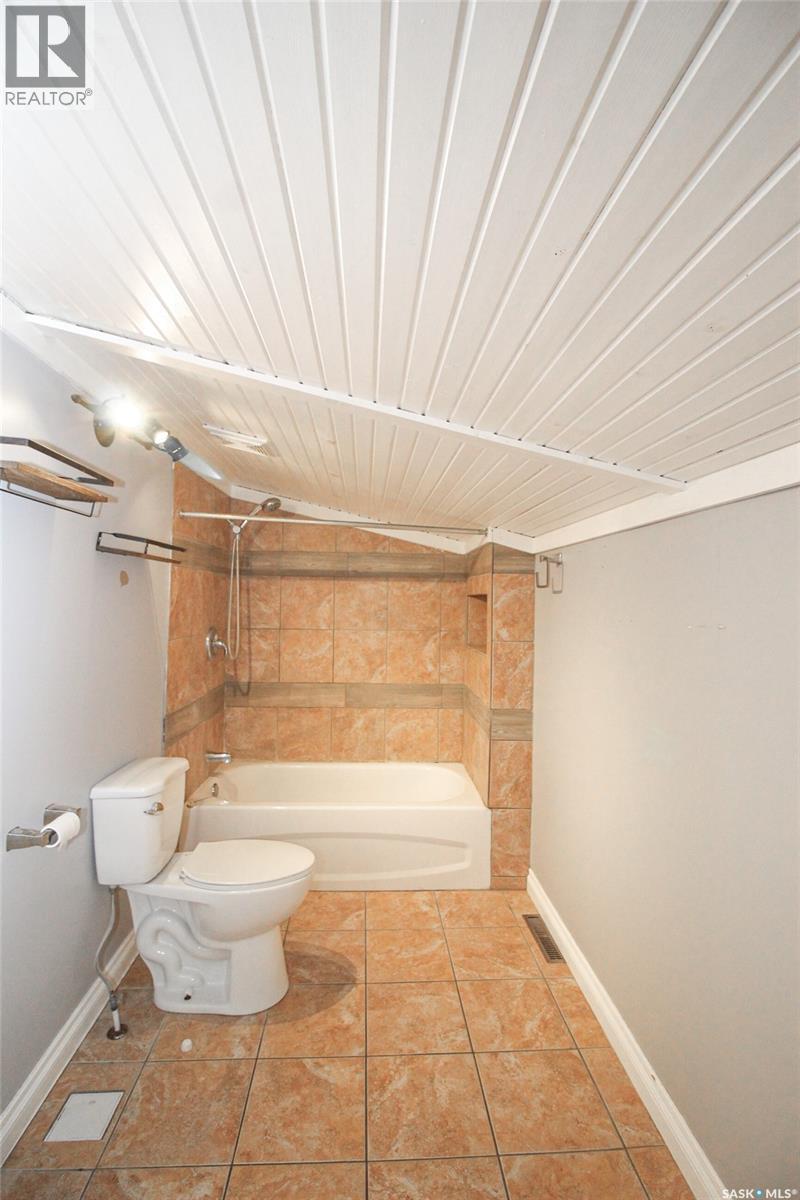 689 2Nd Street W, Shaunavon, SK - Indoor Photo Showing Bathroom