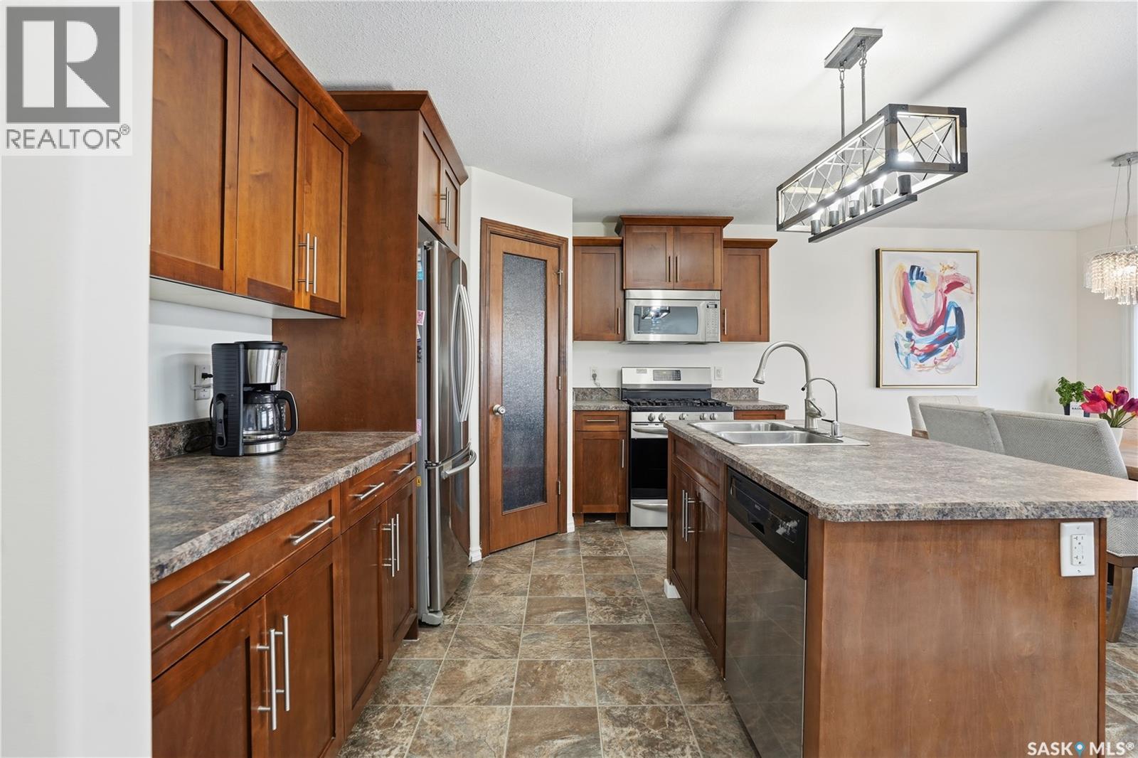 4757 Padwick Avenue, Regina, SK - Indoor Photo Showing Kitchen With Double Sink