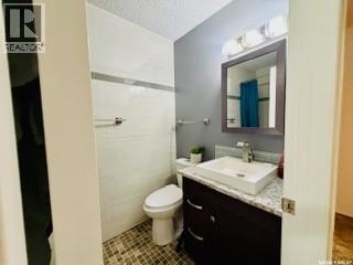 405 3Rd Avenue W, Biggar, SK - Indoor Photo Showing Bathroom