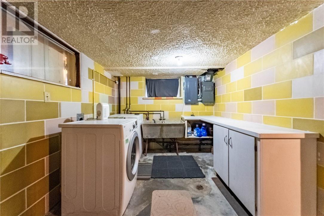 288 Albinson Street, Sudbury, ON - Indoor Photo Showing Laundry Room