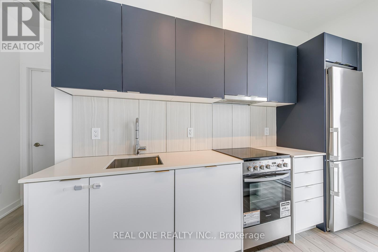 1012 - 8 Tippett Road, Toronto, ON - Indoor Photo Showing Kitchen