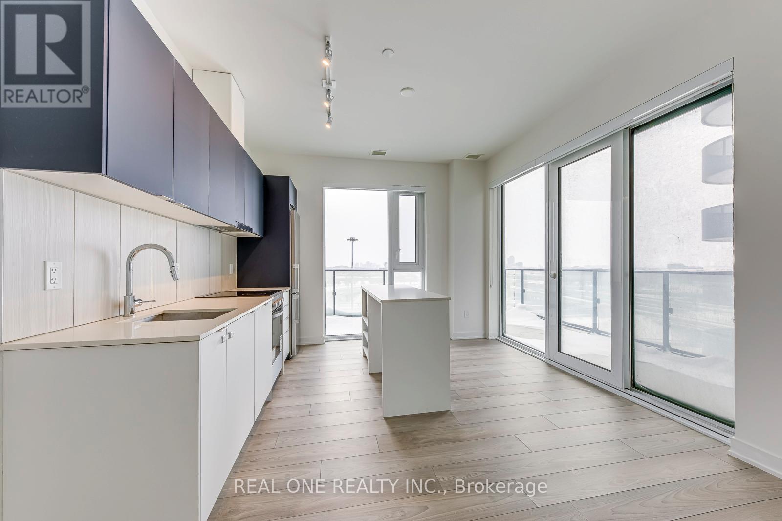 1012 - 8 Tippett Road, Toronto, ON - Indoor Photo Showing Kitchen