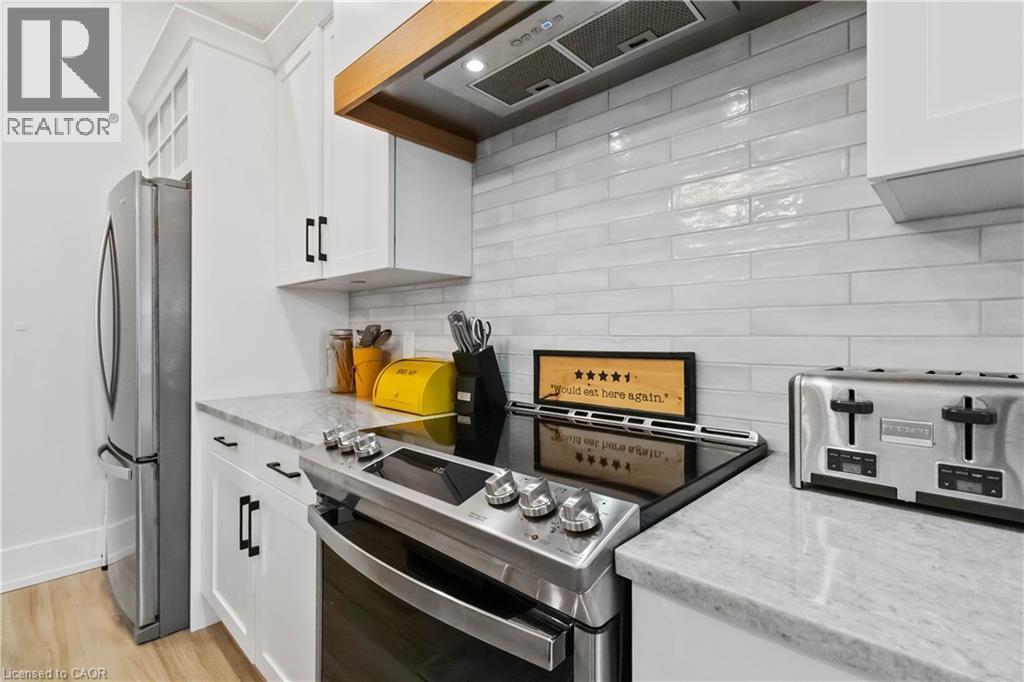 156 Albion Street, Brantford, ON - Indoor Photo Showing Kitchen With Upgraded Kitchen