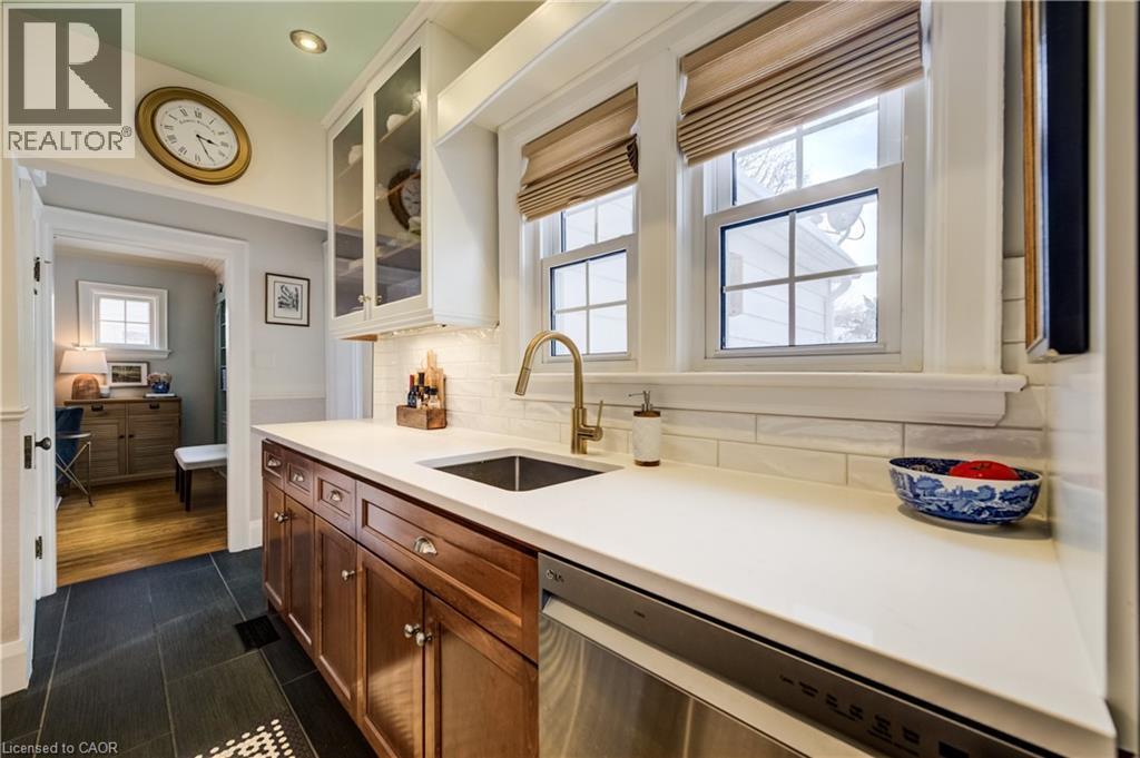 8 Lowrey Avenue S, Cambridge, ON - Indoor Photo Showing Kitchen