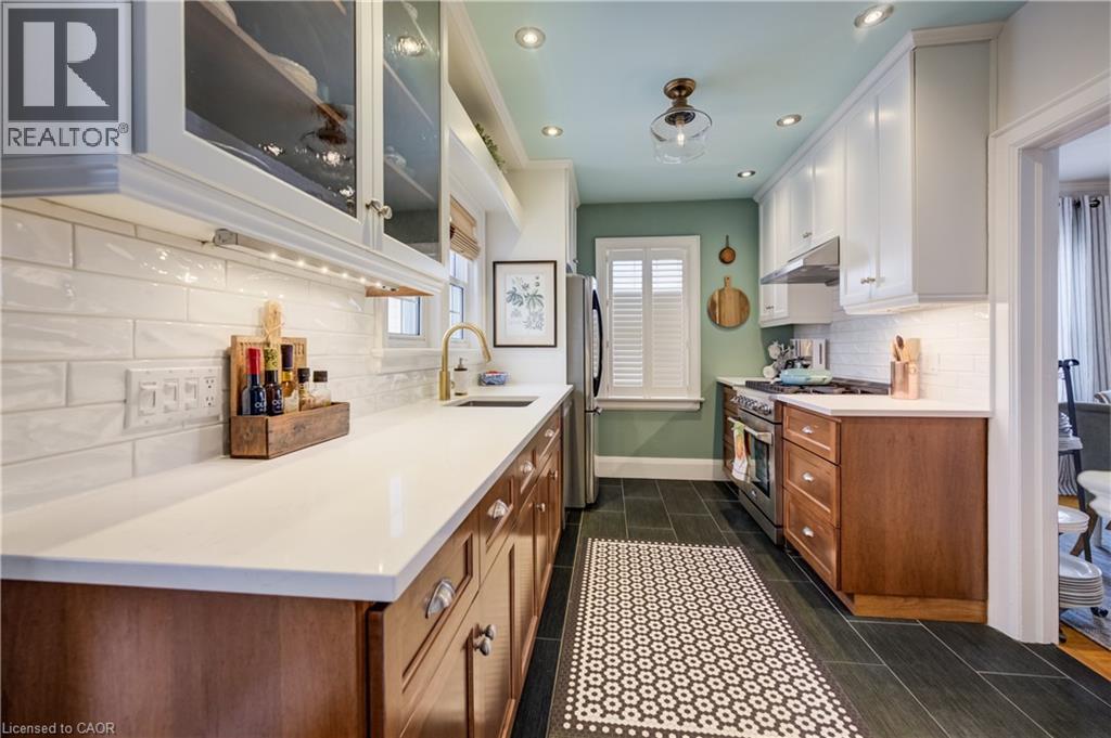 8 Lowrey Avenue S, Cambridge, ON - Indoor Photo Showing Kitchen