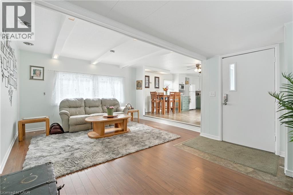 4588 Martha Lane, Beamsville, ON - Indoor Photo Showing Living Room