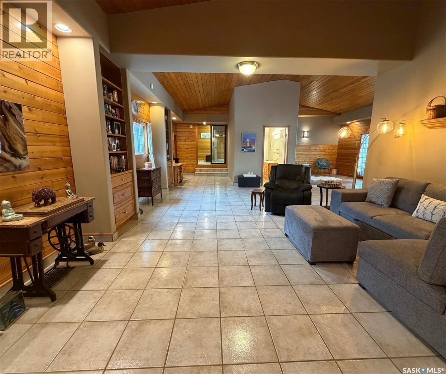 74 Nunn Street, La Ronge, SK - Indoor