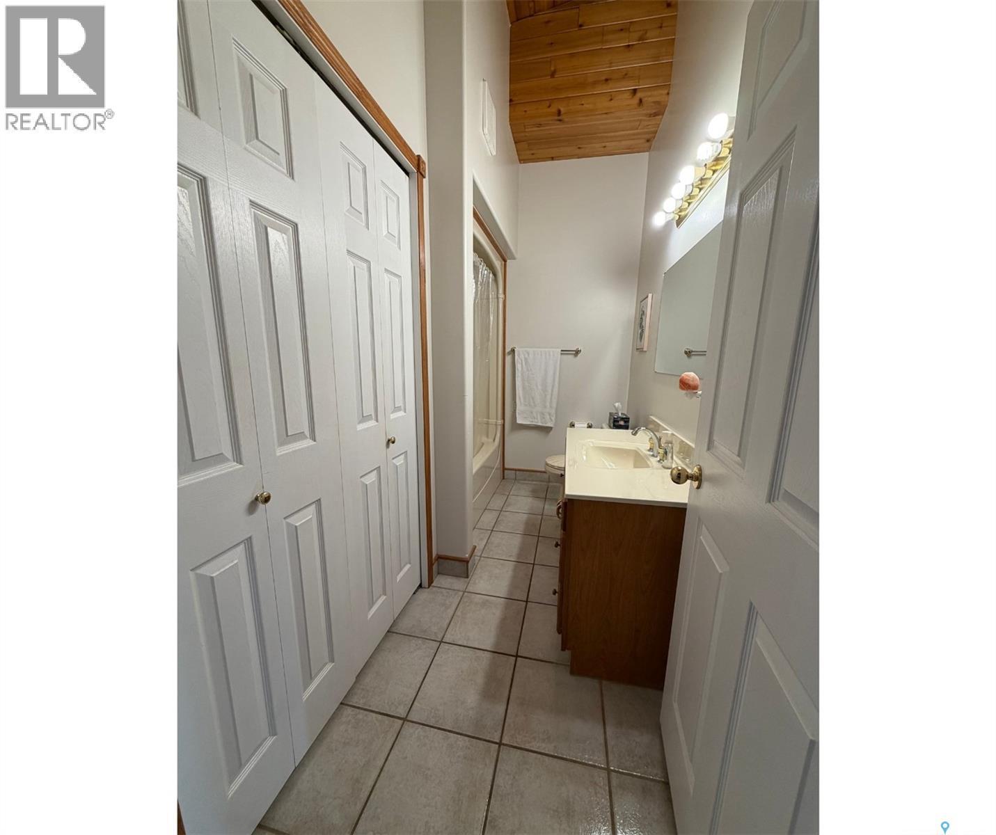 74 Nunn Street, La Ronge, SK - Indoor