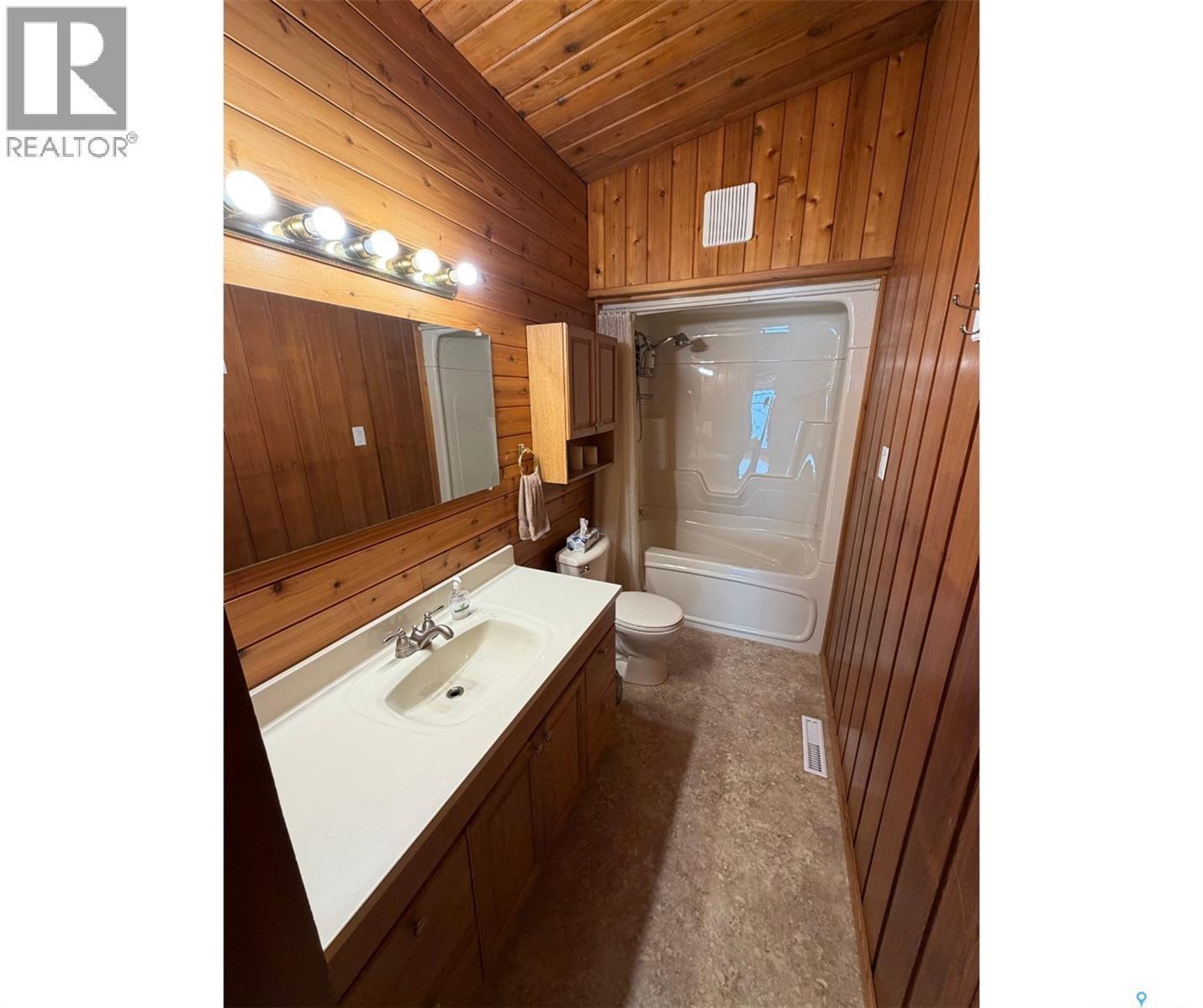 74 Nunn Street, La Ronge, SK - Indoor Photo Showing Bathroom