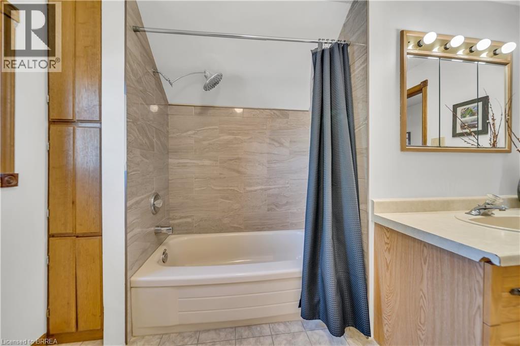 690 Wallace Avenue S, Listowel, ON - Indoor Photo Showing Bathroom