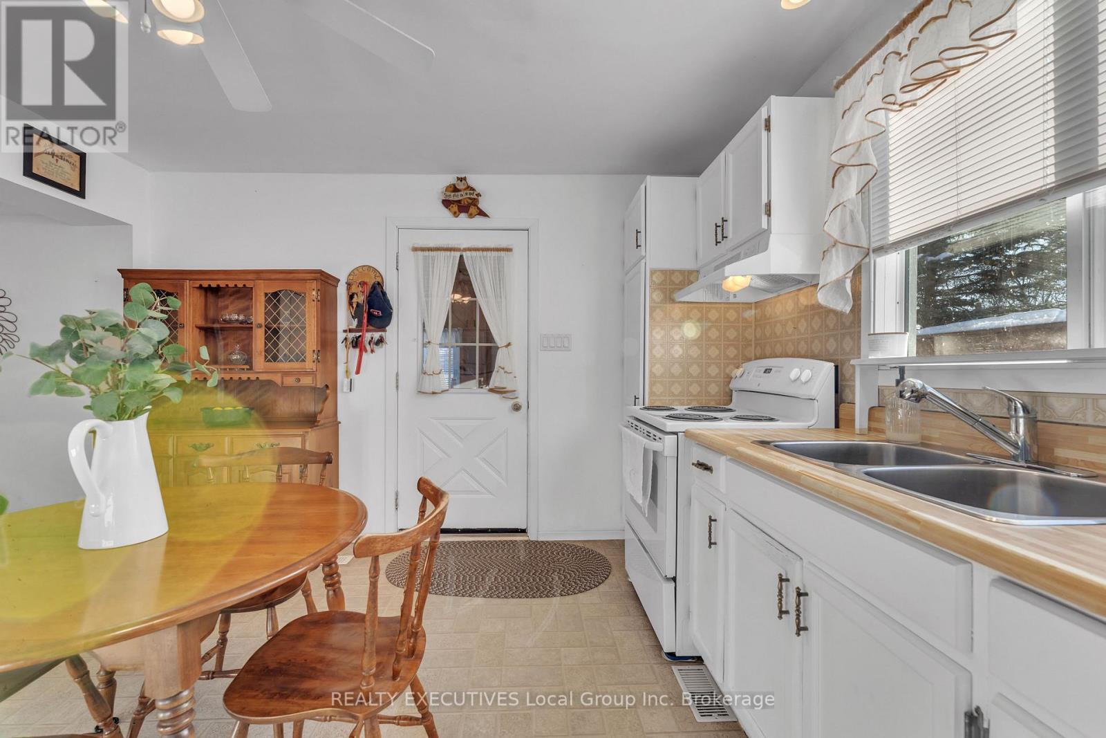 151 King Street, Callander, ON - Indoor Photo Showing Kitchen With Double Sink