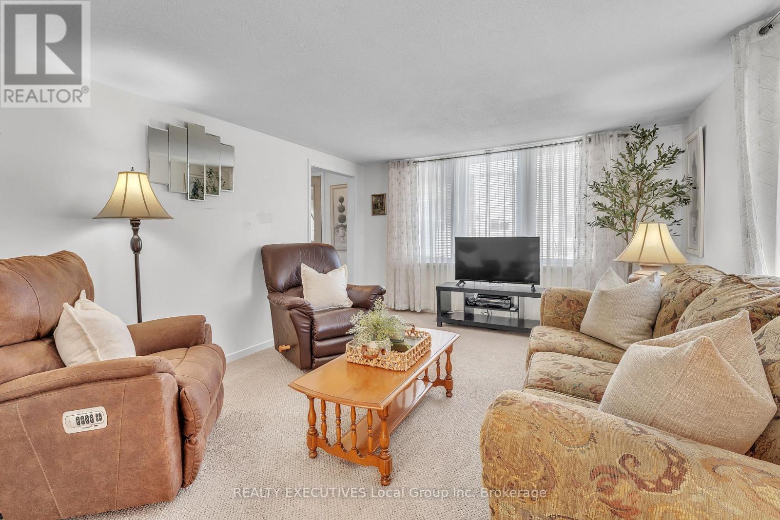151 King Street, Callander, ON - Indoor Photo Showing Living Room