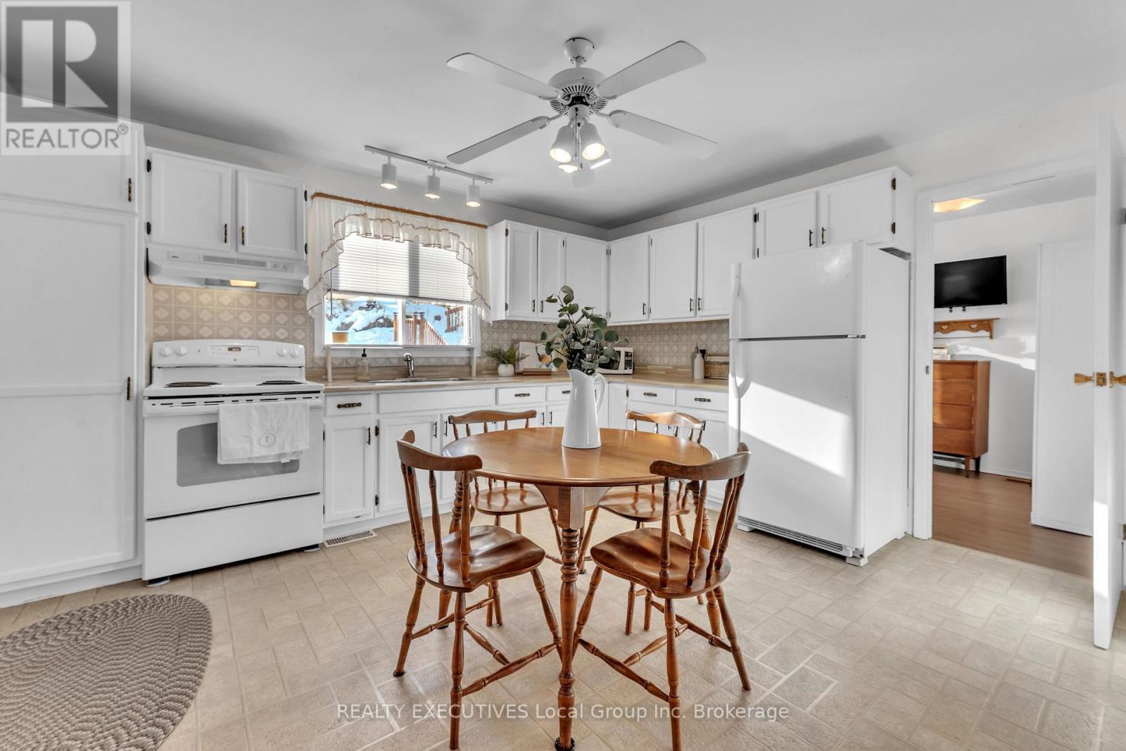 151 King Street, Callander, ON - Indoor Photo Showing Kitchen With Double Sink
