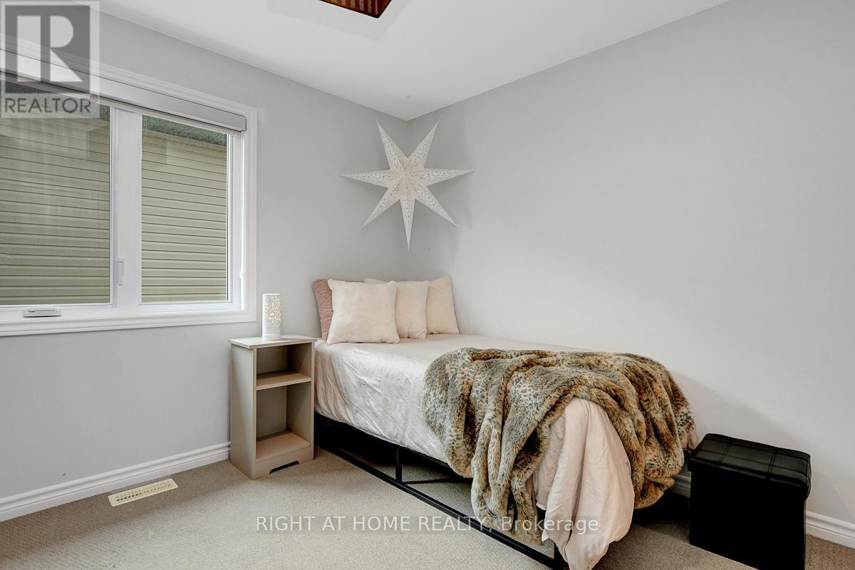 201 Versaille Street, Alfred And Plantagenet, ON - Indoor Photo Showing Bedroom