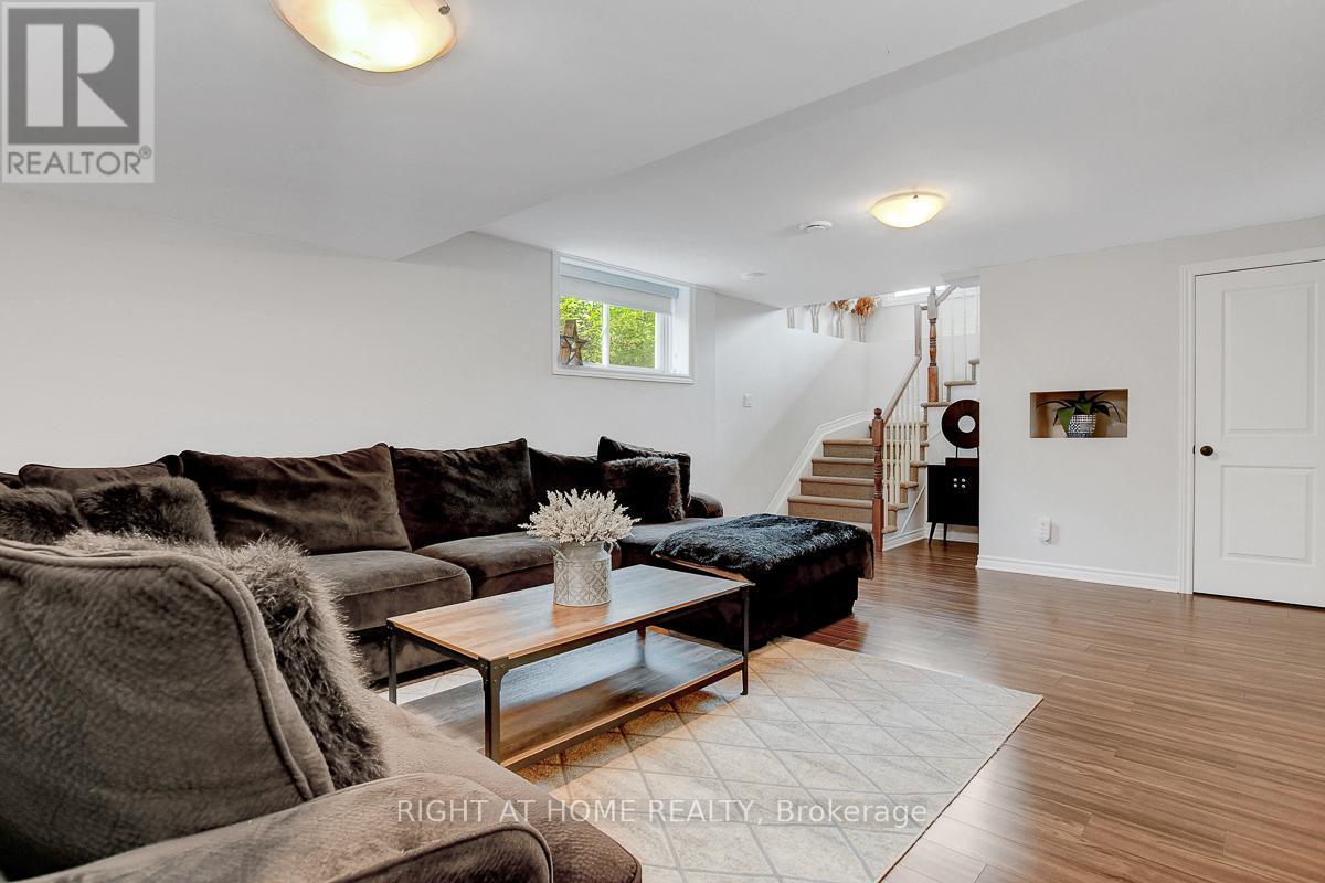 201 Versaille Street, Alfred And Plantagenet, ON - Indoor Photo Showing Living Room