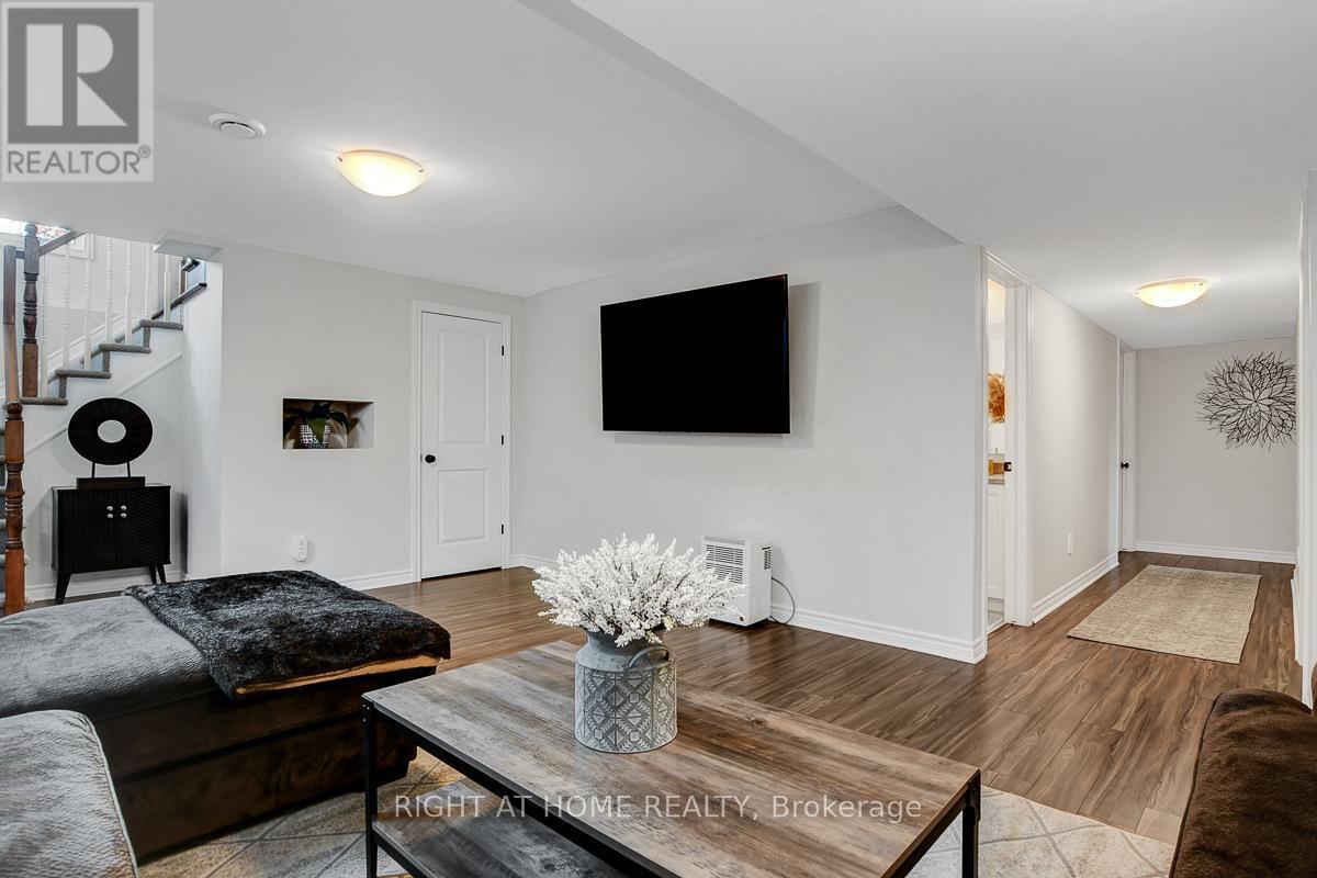 201 Versaille Street, Alfred And Plantagenet, ON - Indoor Photo Showing Living Room