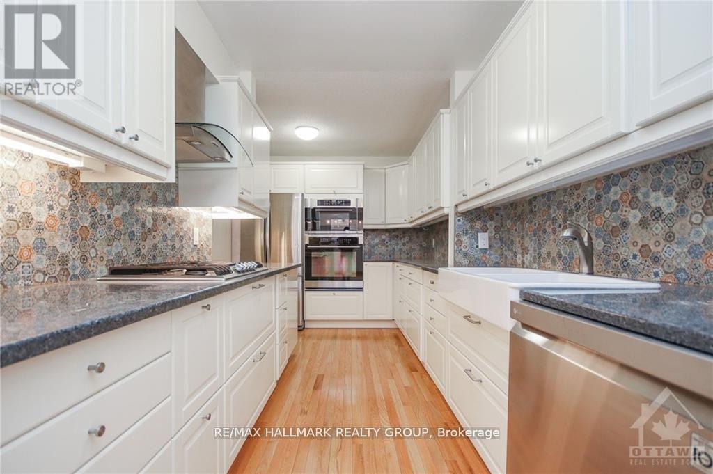 2088 Orient Park Drive, Ottawa, ON - Indoor Photo Showing Kitchen With Upgraded Kitchen