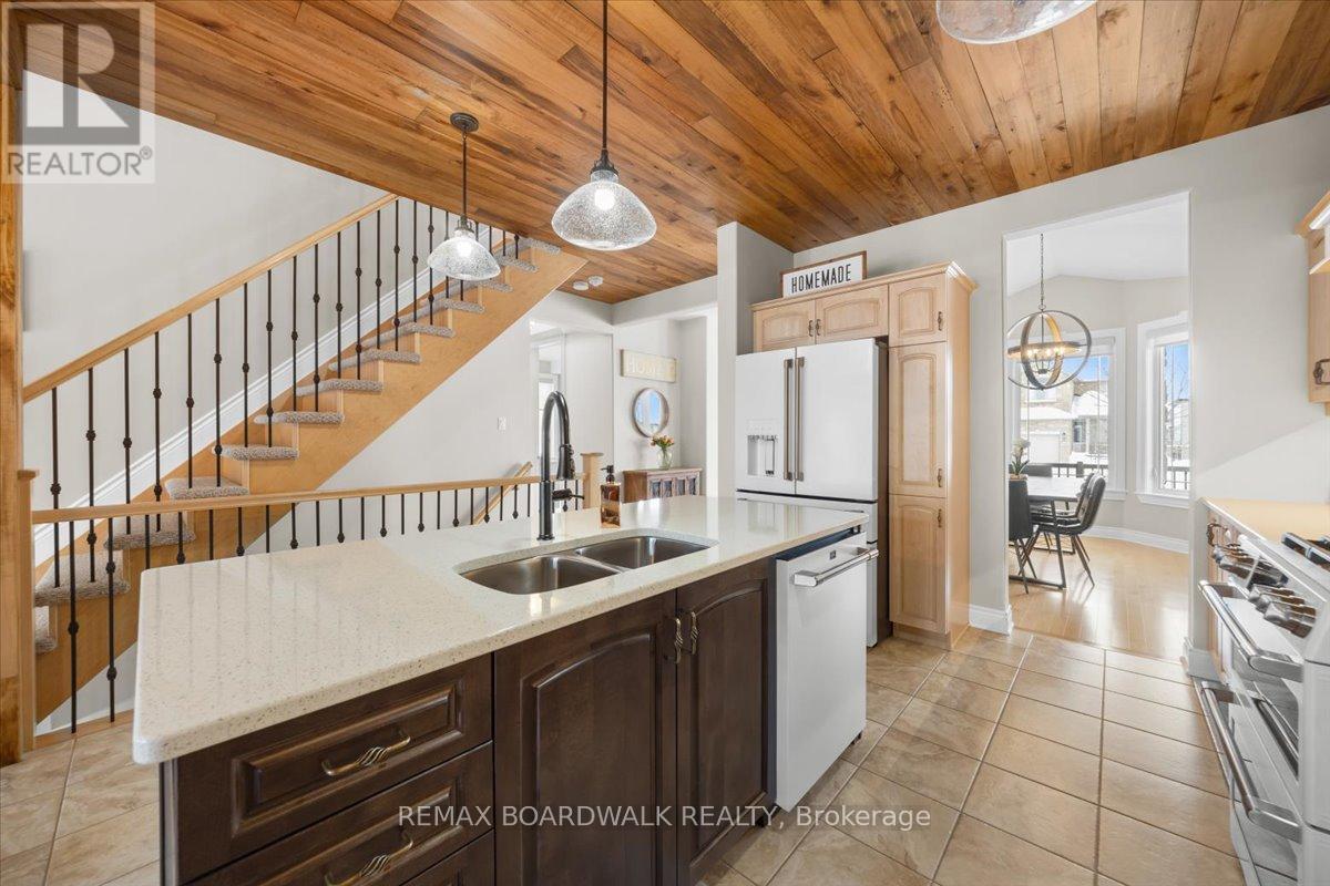 813 Platinum Street, Clarence-Rockland, ON - Indoor Photo Showing Kitchen With Double Sink