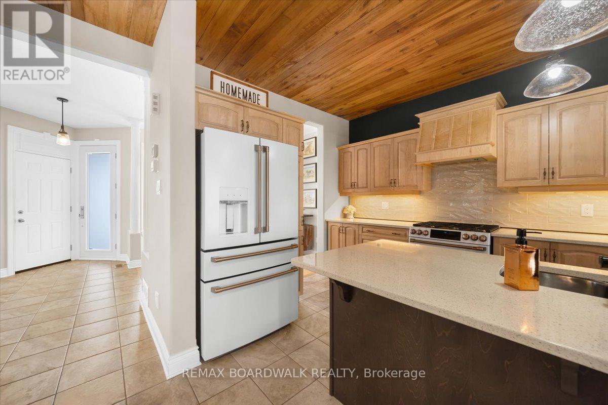813 Platinum Street, Clarence-Rockland, ON - Indoor Photo Showing Kitchen