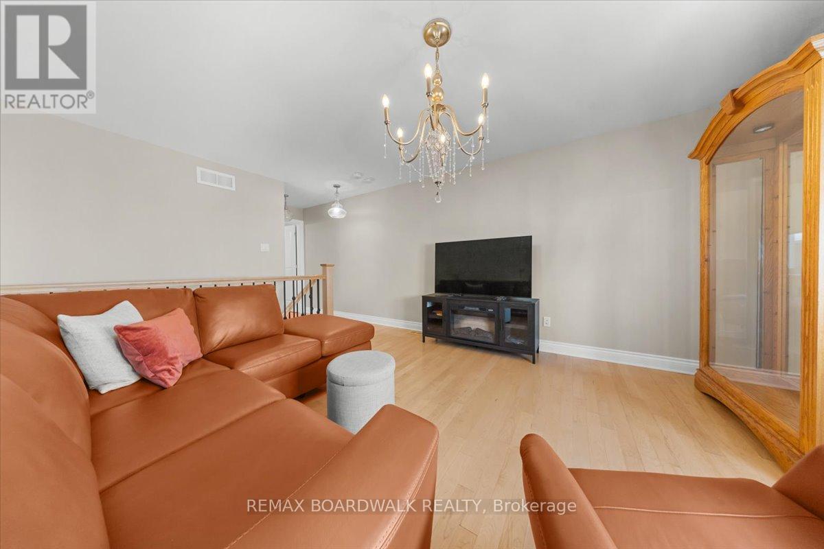 813 Platinum Street, Clarence-Rockland, ON - Indoor Photo Showing Living Room