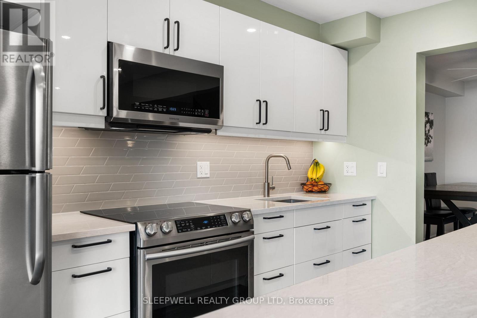 566 Meadowcreek Circle, Ottawa, ON - Indoor Photo Showing Kitchen With Upgraded Kitchen